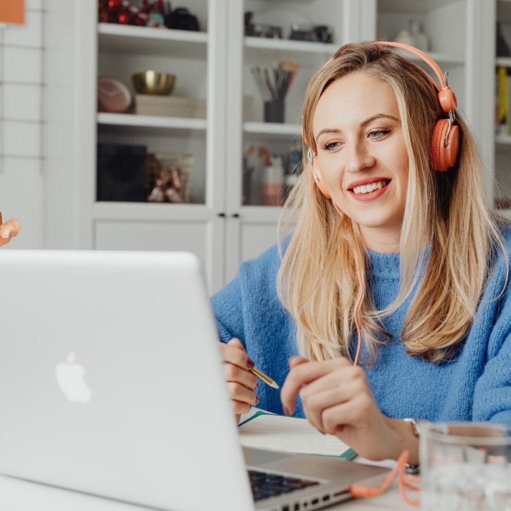 Puheäänen valmennus ammattilaisille ja äänen hyvinvoinnista kiinnostuneille